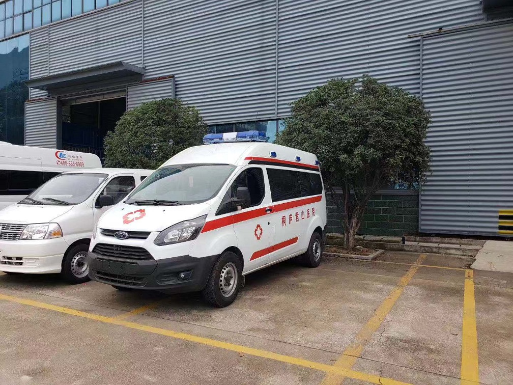 1臺福特新全順V362救護車---發往浙江桐廬山醫院
